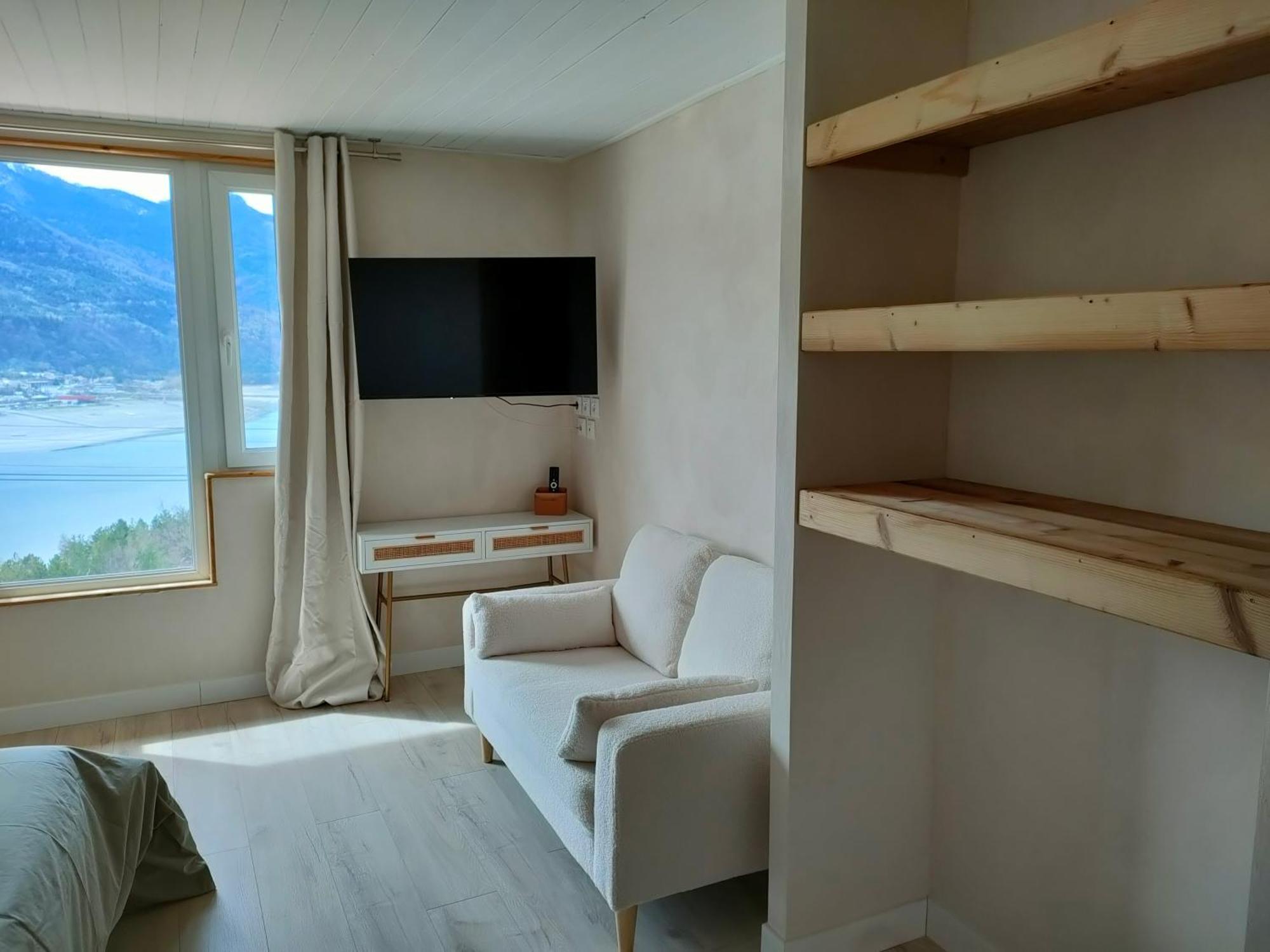 Le Cosy Du Plongeoir - T2 Neuf Avec Vue Sur Le Lac De Serre Poncon Et Grande Terrasse Avec Jardin Savines Rum bild