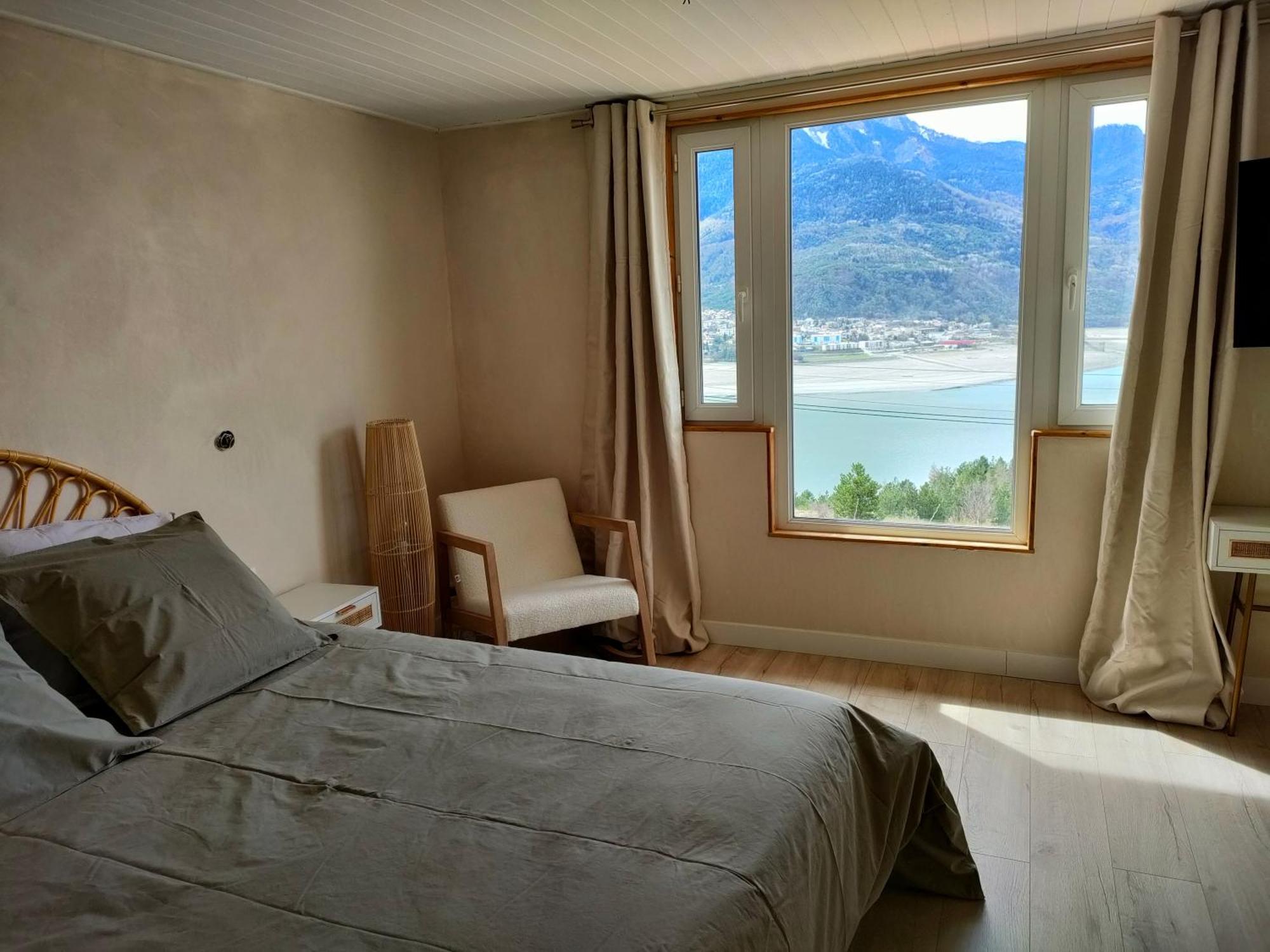 Le Cosy Du Plongeoir - T2 Neuf Avec Vue Sur Le Lac De Serre Poncon Et Grande Terrasse Avec Jardin Savines Rum bild