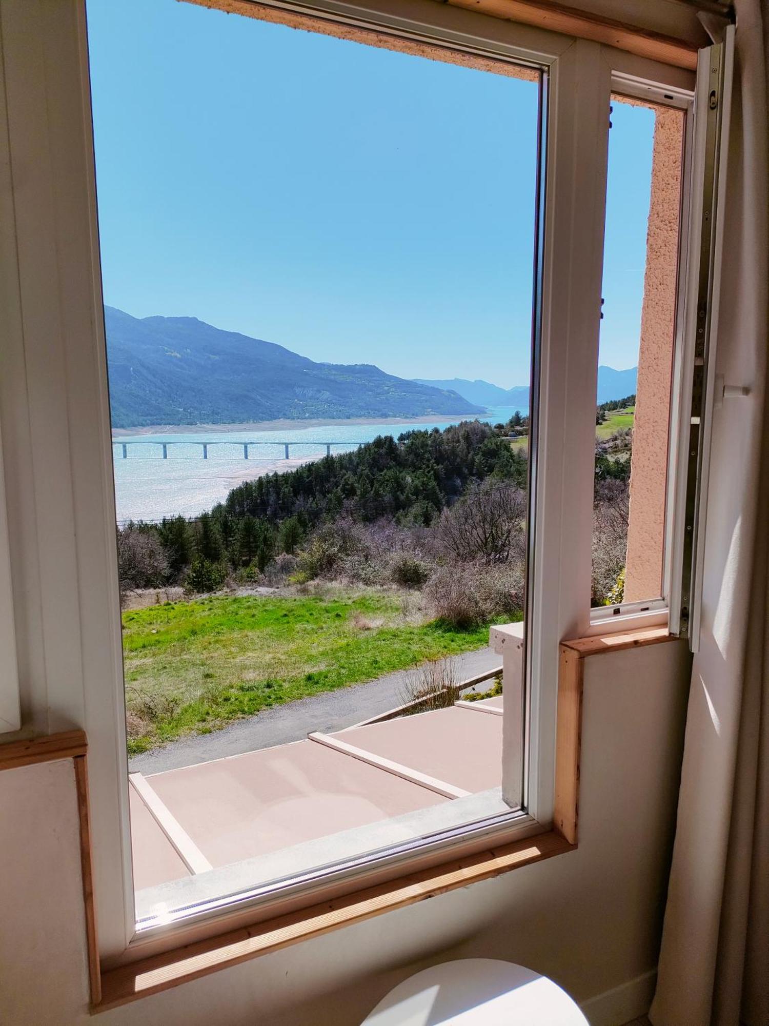 Le Cosy Du Plongeoir - T2 Neuf Avec Vue Sur Le Lac De Serre Poncon Et Grande Terrasse Avec Jardin Savines Exteriör bild